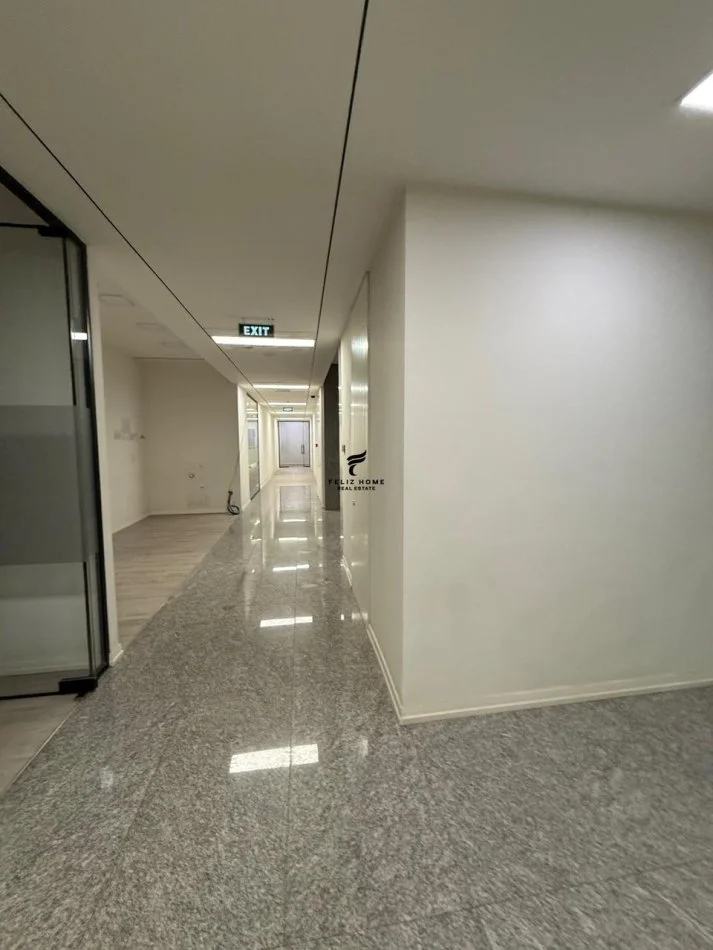 Tirane, ufficio in affitto al piano 3, 1000 m², 17.000 € (VIA KAVAJES)