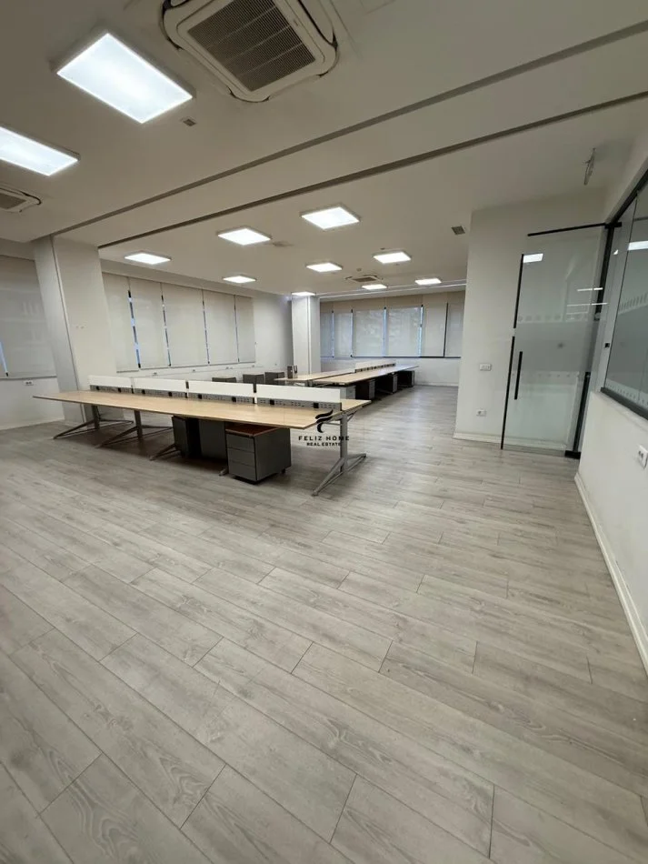 Tirane, ufficio in affitto al piano 3, 1000 m², 17.000 € (VIA KAVAJES)