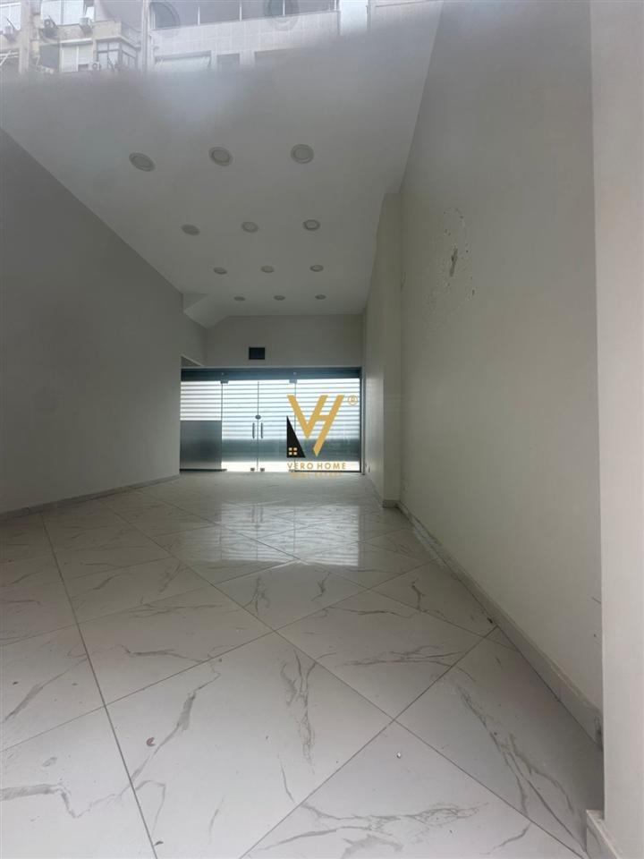 JEPET AMBIENT BIZNESI 60 M2 ME QERA TE NISHARAKU 900 EURO
