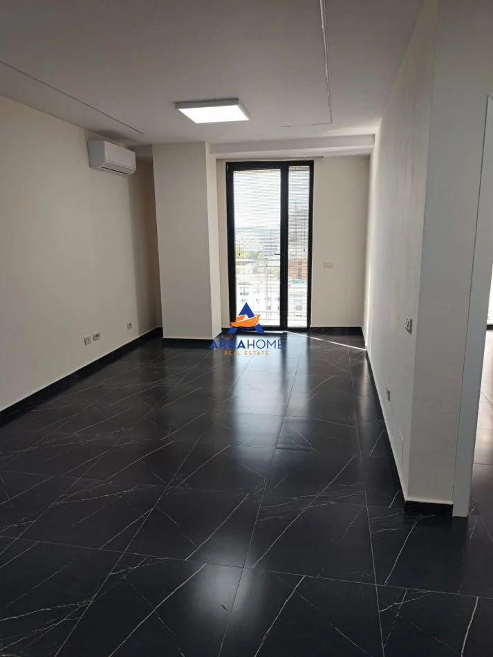 JEPET ZYRE ME QERA 75M2 "MINE PEZA" 580 EURO