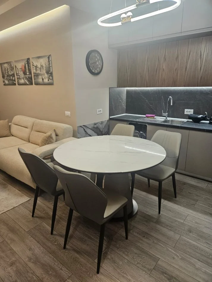Tirane, affitto appartamento 2+1 Piano 6, 91 m² 700 € (LAPRAKE)