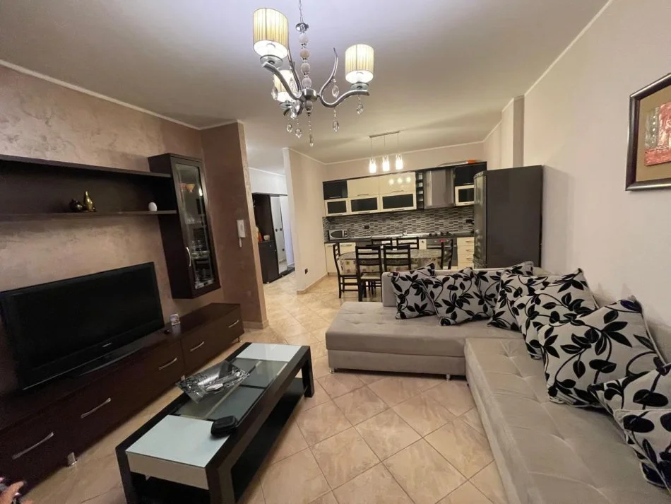 Tirane, affitto appartamento 2+1+Balcone Piano 6, 120 m² 820 € (XHAMLLIK)