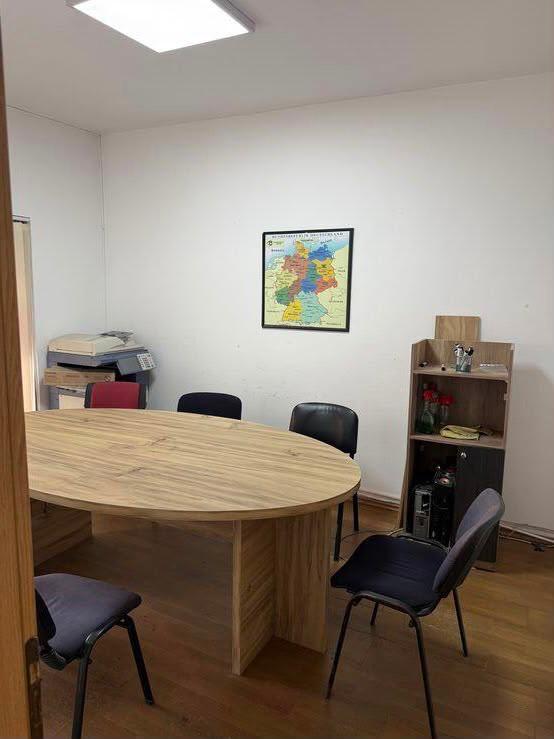 Locale commerciale di 70m² in Via Elbasanit