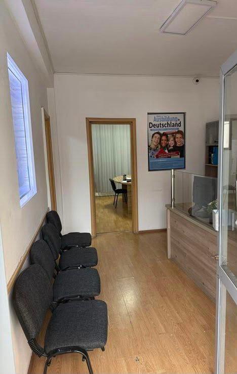 Locale commerciale di 70m² in Via Elbasanit