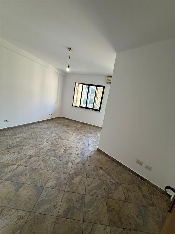 SHITET GARSONIERE 40 M2 PAZARI I RI 110.000 EURO