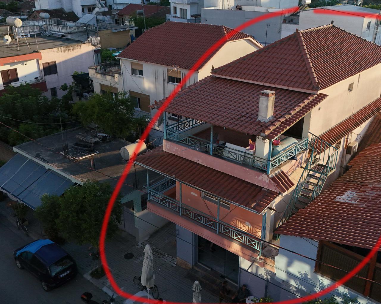 Shitet shtepi 3 kateshe me 1Kt dyqan