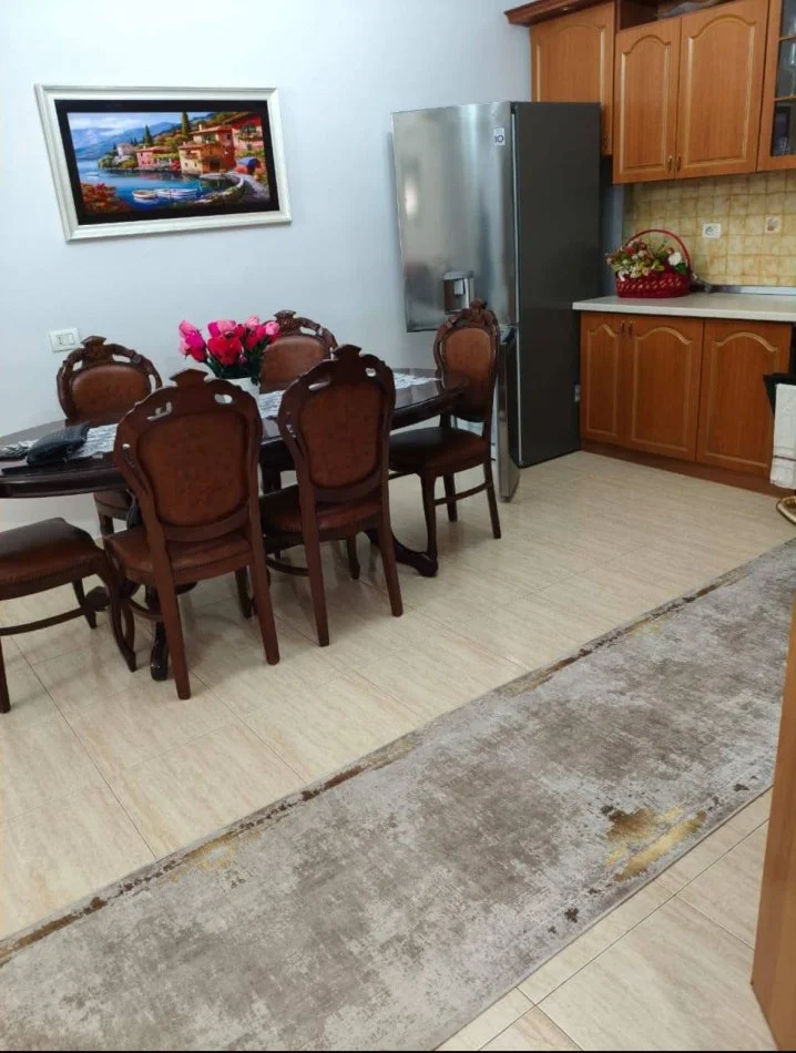 Tirana, appartamento in affitto con 2+1, Piano 2, 110 m², 750 € (CENTRO)