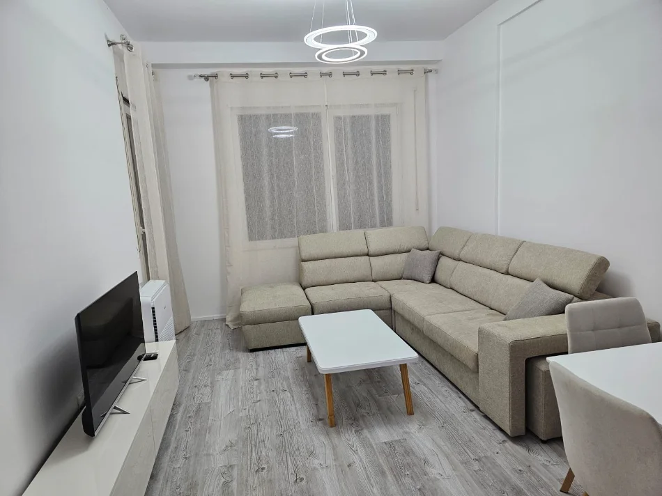 Tirane, jepet me qera apartament 2+1+Ballkon Kati 1, 86 m² 700 € (RRUGA E KAVAJES)