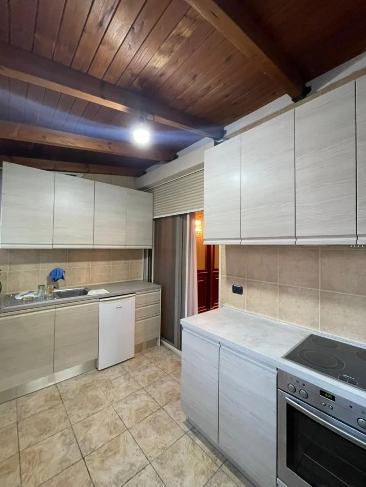 Tirane, affitto appartamento 1+1 al 6° piano, 130 m², 1.100 € (PAZARI RI)