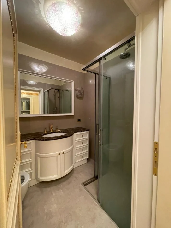 Tirane, affitto appartamento 1+1 al 6° piano, 130 m², 1.100 € (PAZARI RI)