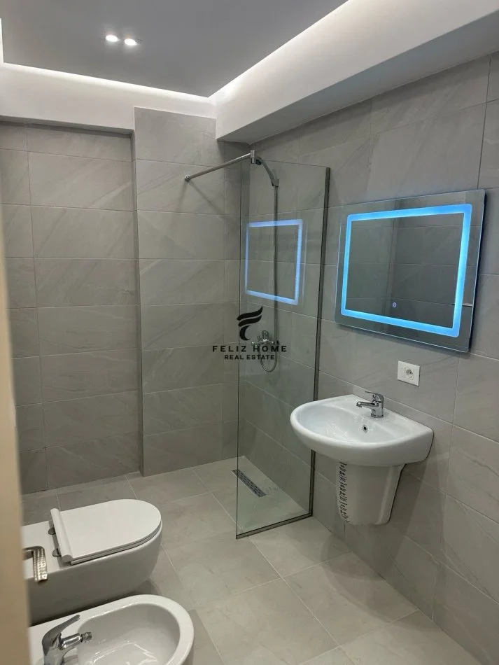 Tirane, vendesi appartamento 1+1 con balcone, Piano 4, 65 m², 130.000 € (KODRA E DIELLIT)