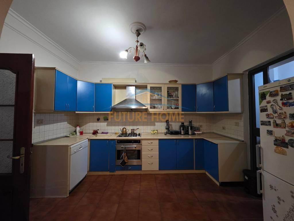 0694738665 Shitje,Apartament 3+1+2 tek Rruga e Kavajes!