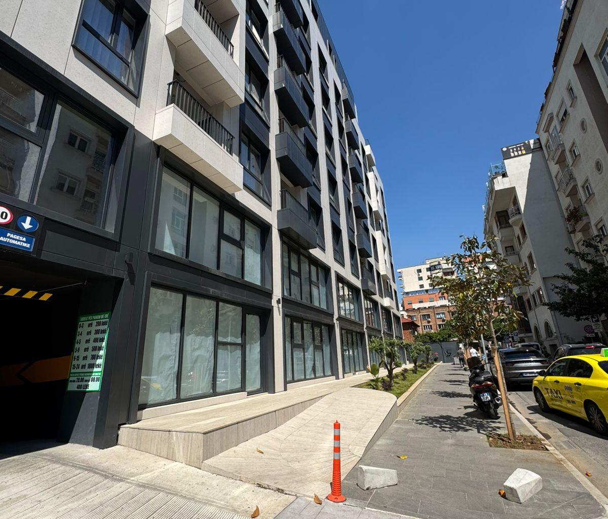 Vendesi negozio di 800m2 al piano terra in 21 Dhjetori