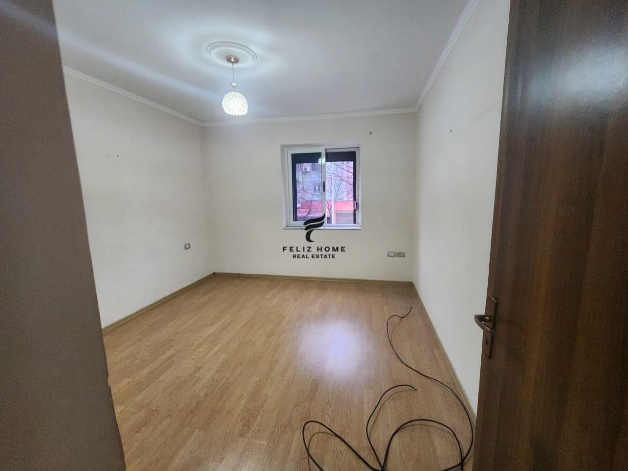 ZYRE ME QERA 58 M2 RRUGA BARDHYL 70.000 LEKE