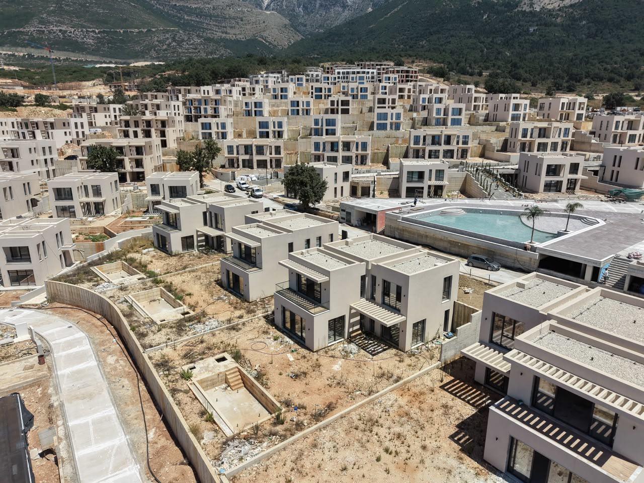 🌊 VILË LUKSOZE ME PISHINË NË DRIMADHE – SAN NICOLAS | 1.3M