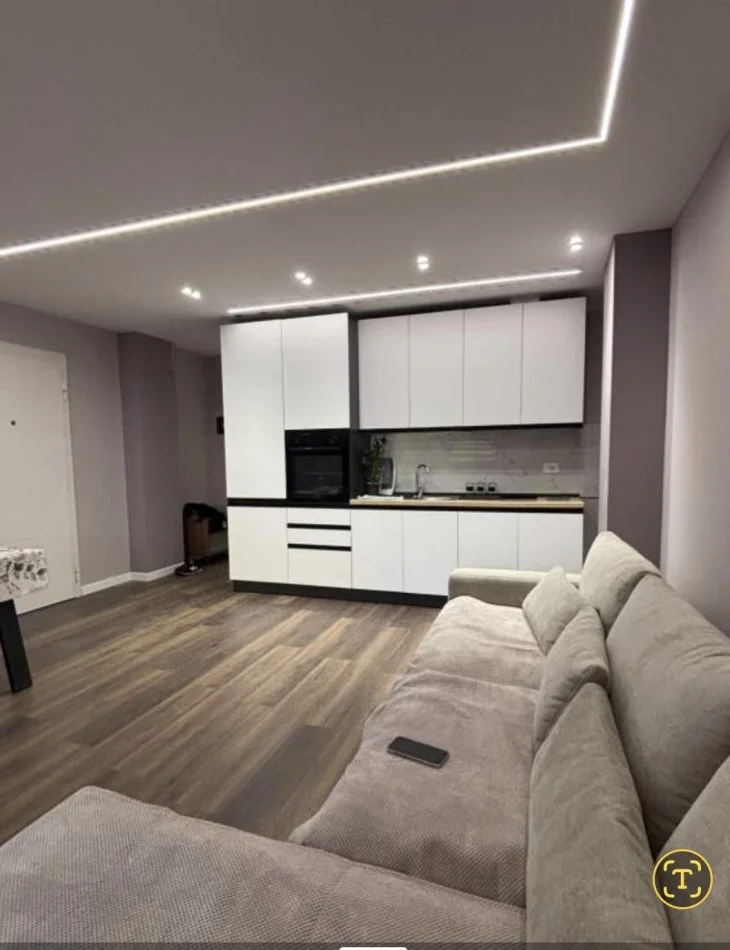 Tirane, affitto appartamento 1+1 al primo piano, 60 m², 700 € (STAZIONE DEL TRENO)