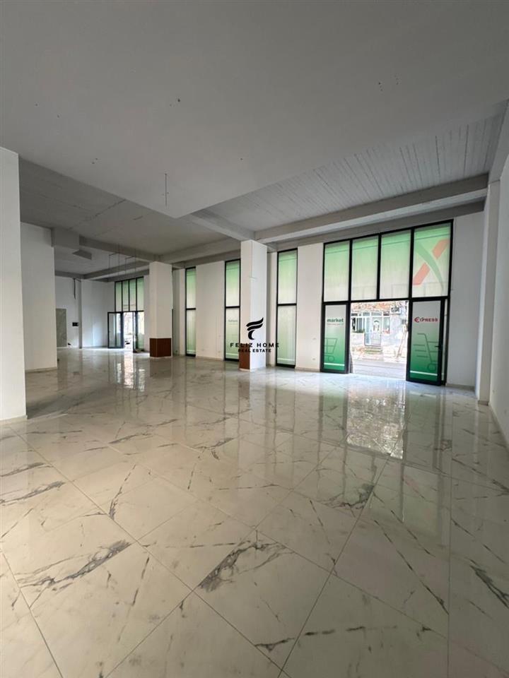 Negozio con vetrina 200 m2 Vasil Shanto 2700 euro