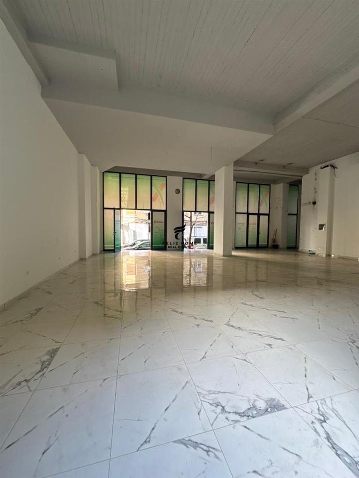 Negozio con vetrina 200 m2 Vasil Shanto 2700 euro