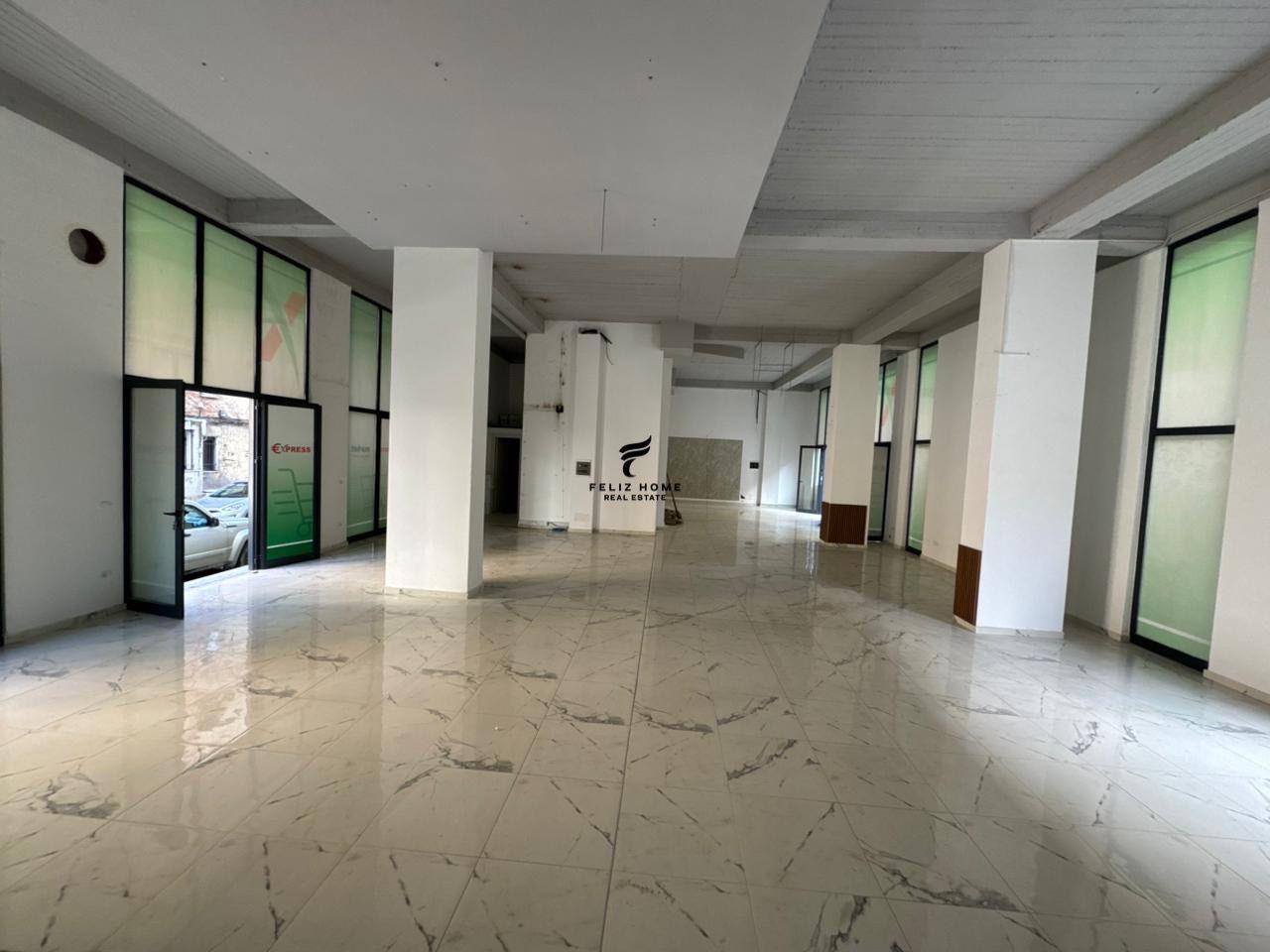 Negozio con vetrina 200 m2 Vasil Shanto 2700 euro