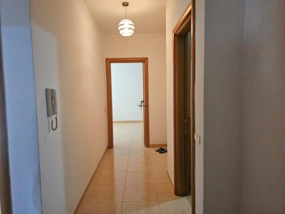 Tirano, affitto appartamento 2+1 Piano 3, 100 m² 500 € (ASTIR)