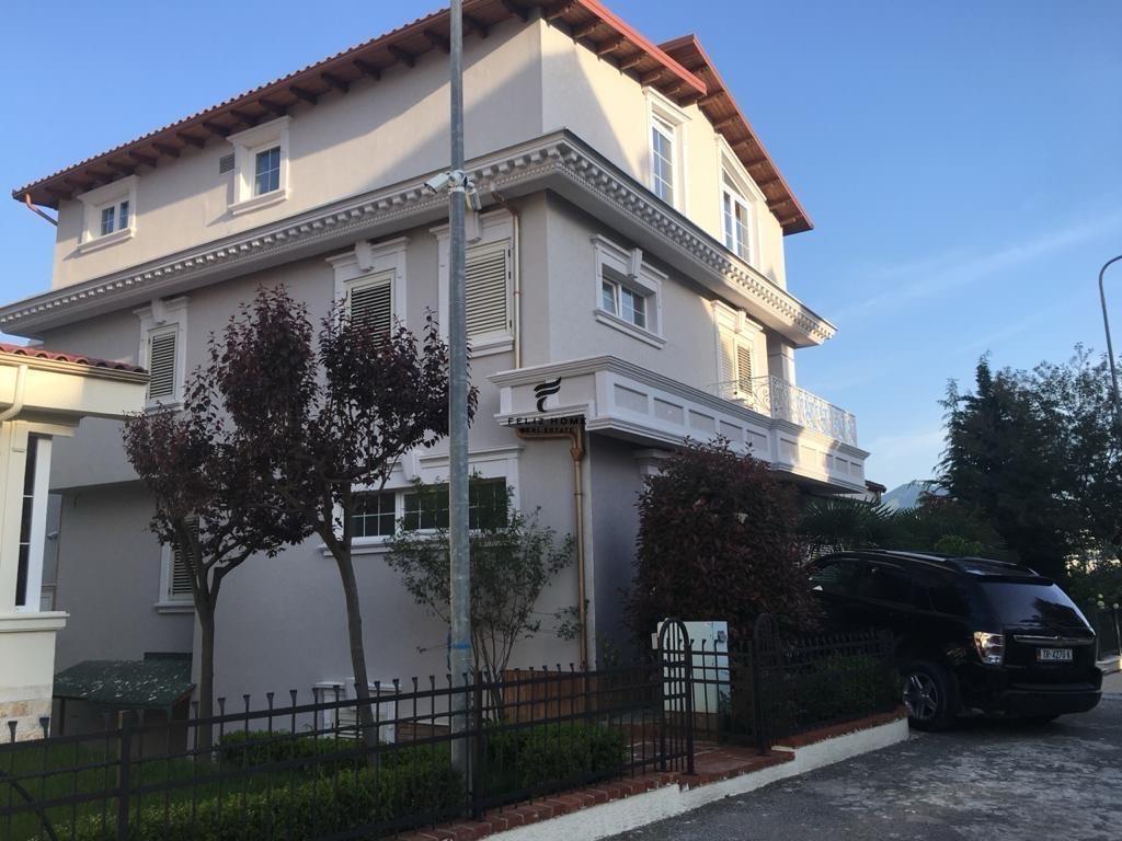 Villa con cortile di 535 m2 in Akacia Hills a 4000 euro
