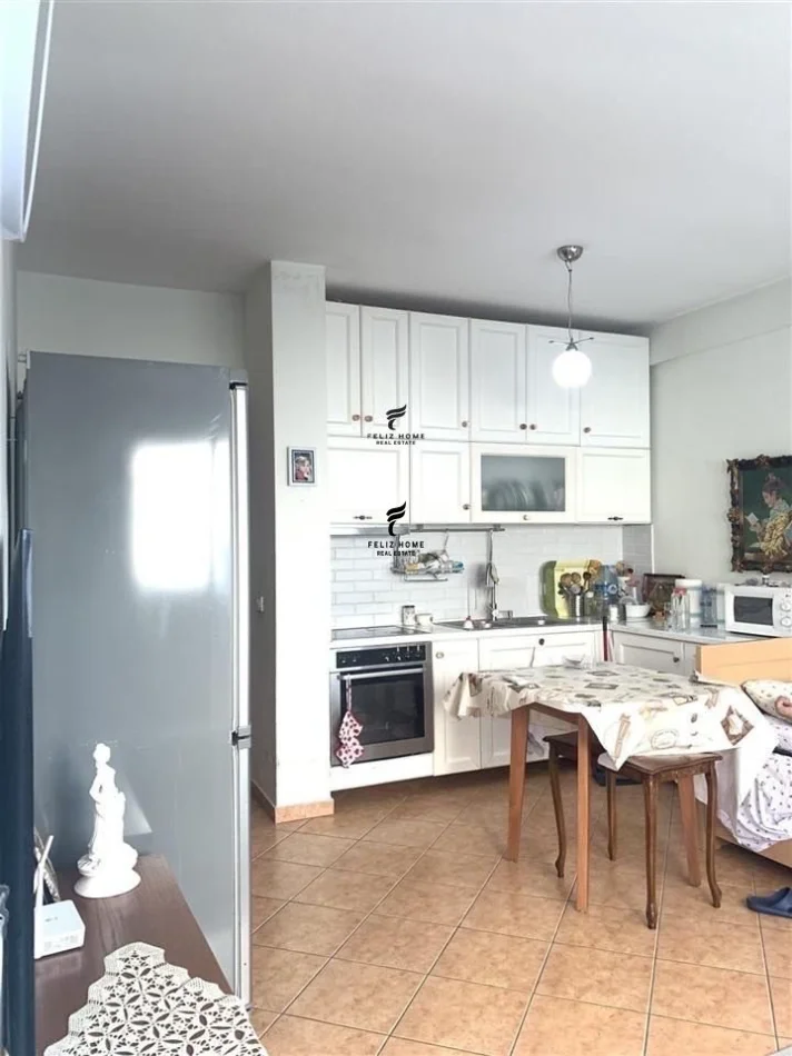 Tirane, affitto appartamento 1+1 al terzo piano, 70 m², 550 € (COMUNE DI PARISIT)