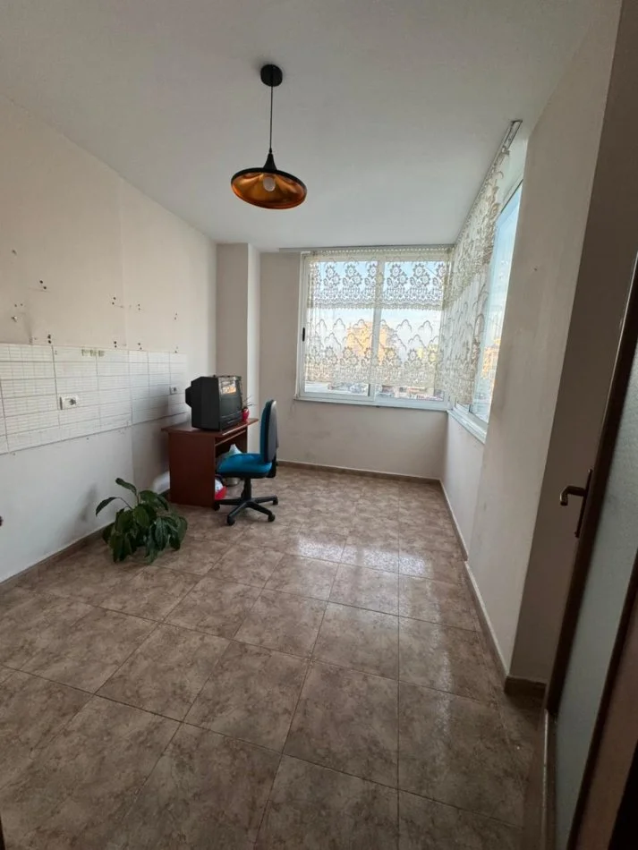 Tirane, Office for Rent on the 5th Floor, 80 m², €650 (EXPOSED VIEW)