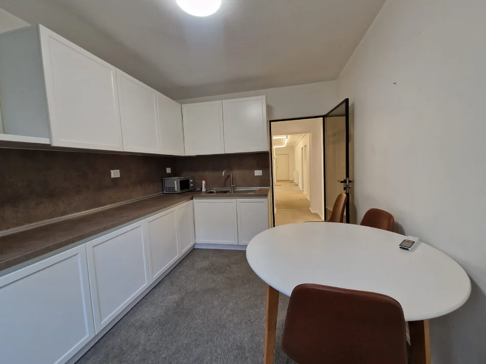 Tirane, Office for Rent on the 2nd Floor, 130 m², €1,350 (Rruga e Durrësit)