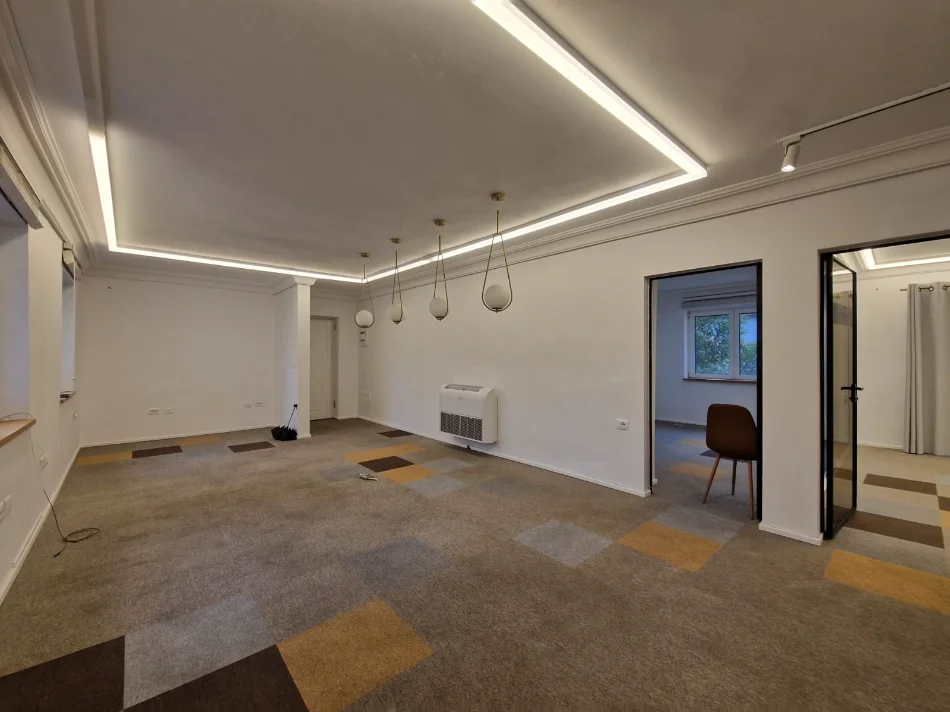 Tirane, Office for Rent on the 2nd Floor, 130 m², €1,350 (Rruga e Durrësit)