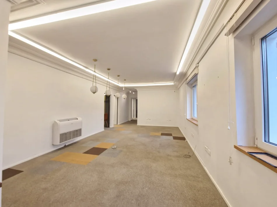 Tirane, Office for Rent on the 2nd Floor, 130 m², €1,350 (Rruga e Durrësit)