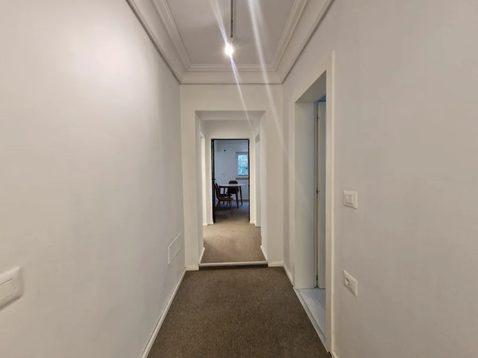 Tirane, Office for Rent on the 2nd Floor, 130 m², €1,350 (Rruga e Durrësit)