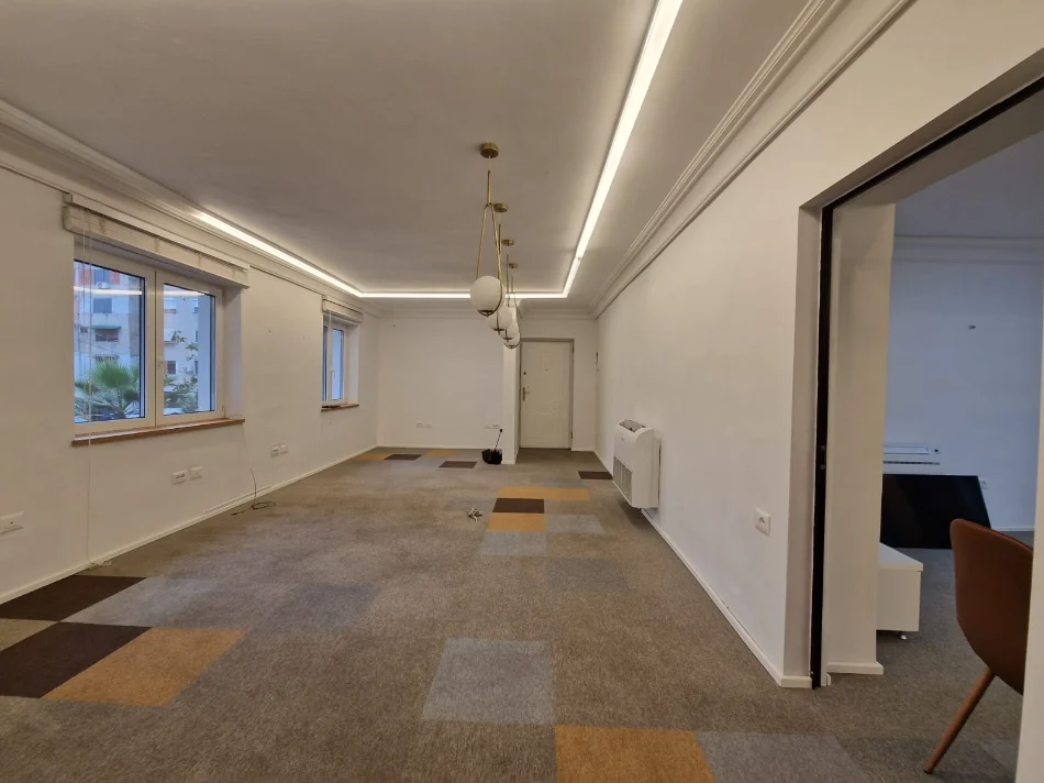 Tirane, Office for Rent on the 2nd Floor, 130 m², €1,350 (Rruga e Durrësit)
