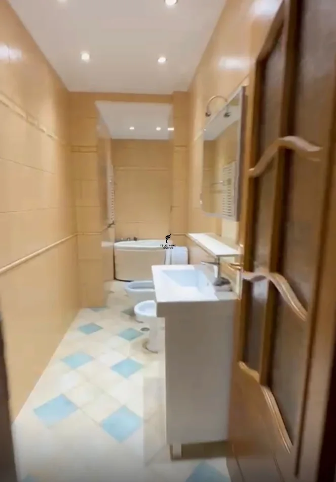 Tirane, affitto ufficio Kati 2, 107 m² 900 € (BLLOKU)