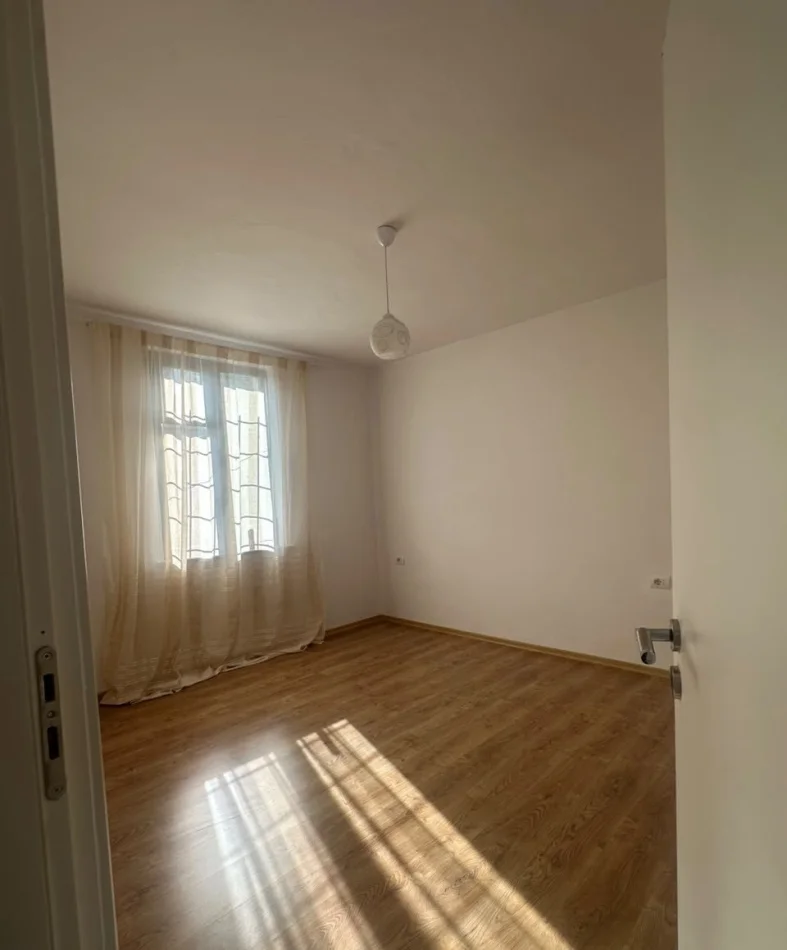 Tirana, locale commerciale in affitto a Kati 2, 50 m² 650 € (Bulevardi Zogu i Parë)