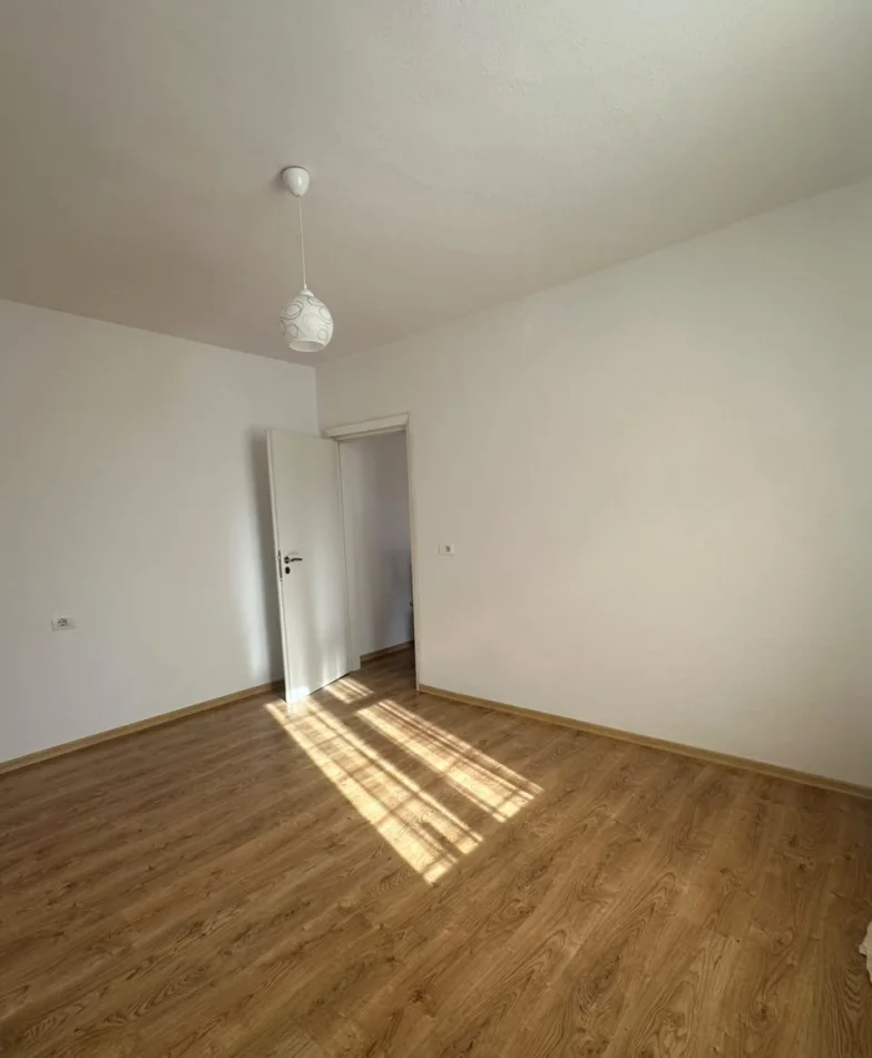 Tirana, locale commerciale in affitto a Kati 2, 50 m² 650 € (Bulevardi Zogu i Parë)