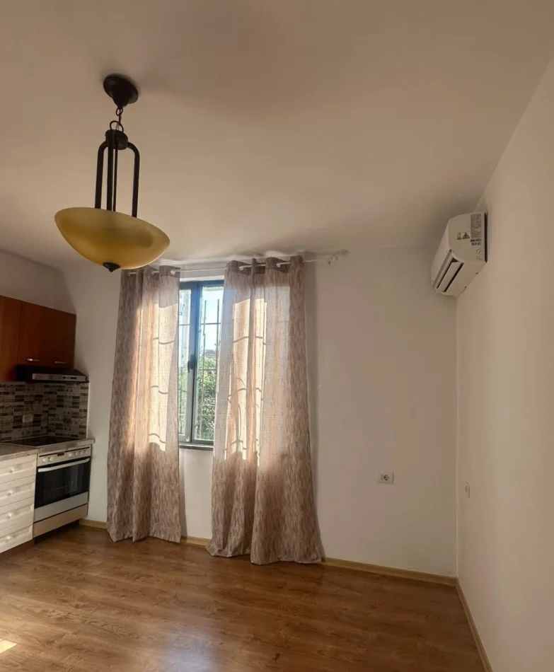 Tirana, locale commerciale in affitto a Kati 2, 50 m² 650 € (Bulevardi Zogu i Parë)