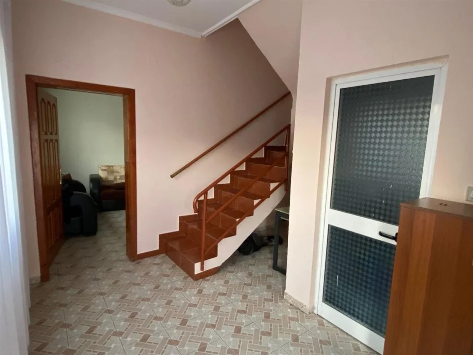 Tirane, affitto appartamento duplex 2+1 Piano 2, 120 m² 500 € (ALI DEMI)