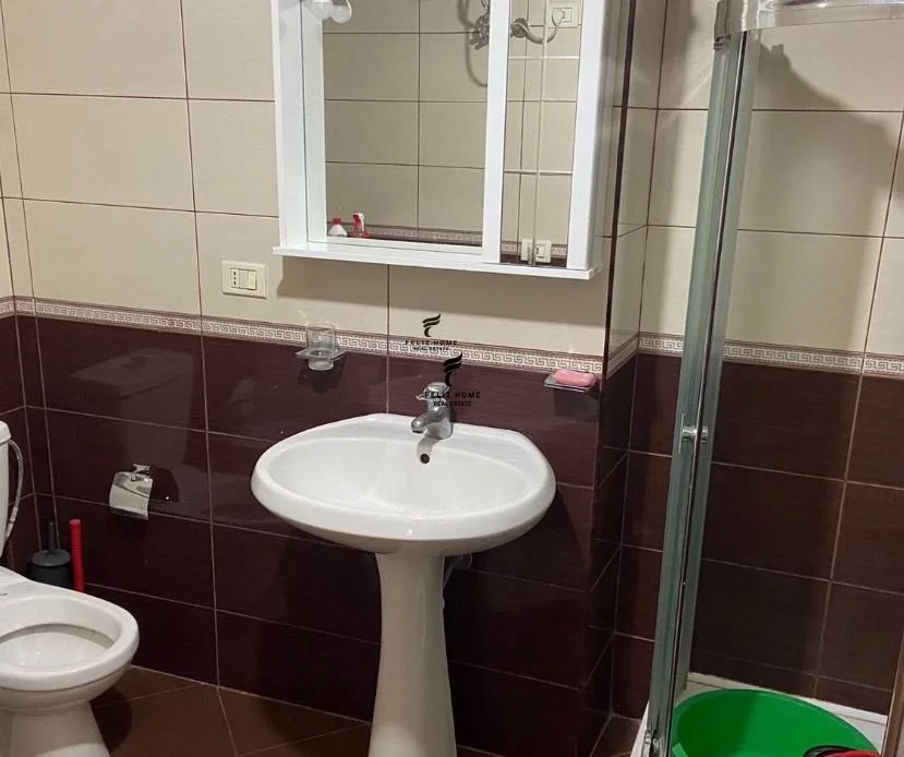Tirane, affitto appartamento 1+1 Piano 5, 62 m² 600 € (BLLOKU)