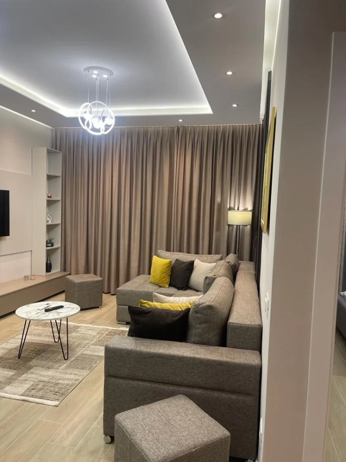Tirane, jepet me qera apartament 1+1 Kati 3, 75 m² 850 € (KOMUNA E PARISIT)