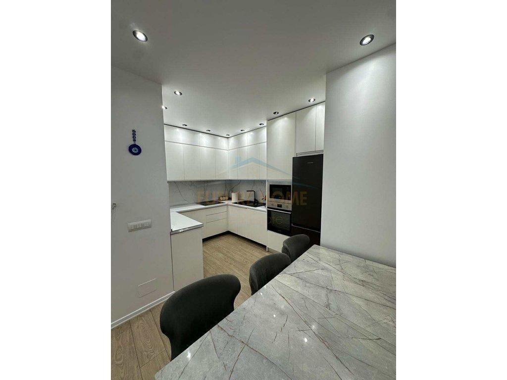 069 479 2 476 SHITET APARTAMENT 3+1,OASIS,UNAZA E RE,FUSHA