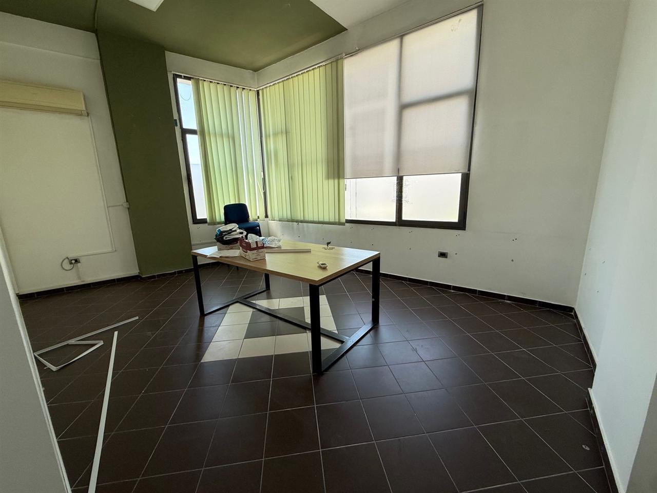 ZYRE ME QERA 320 M2 KOMUNA E PARISIT 2.400 EURO