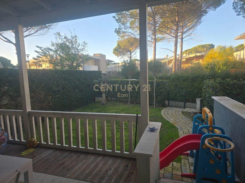 Shitet Apartament 2+1 me Oborr në Kompleksin "Lura 3", Gjiri