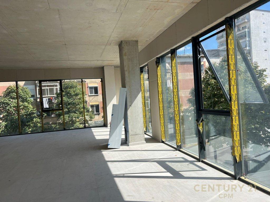 Ambiente Moderno per Ufficio in Affitto in Edificio Nuovo