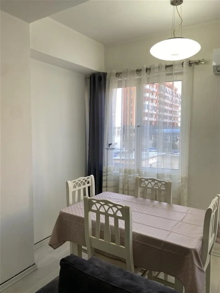 Tirana, Affitto di appartamento 2+1+Balcone al 5° piano, 90 m², 620 € (Via Kavajë)