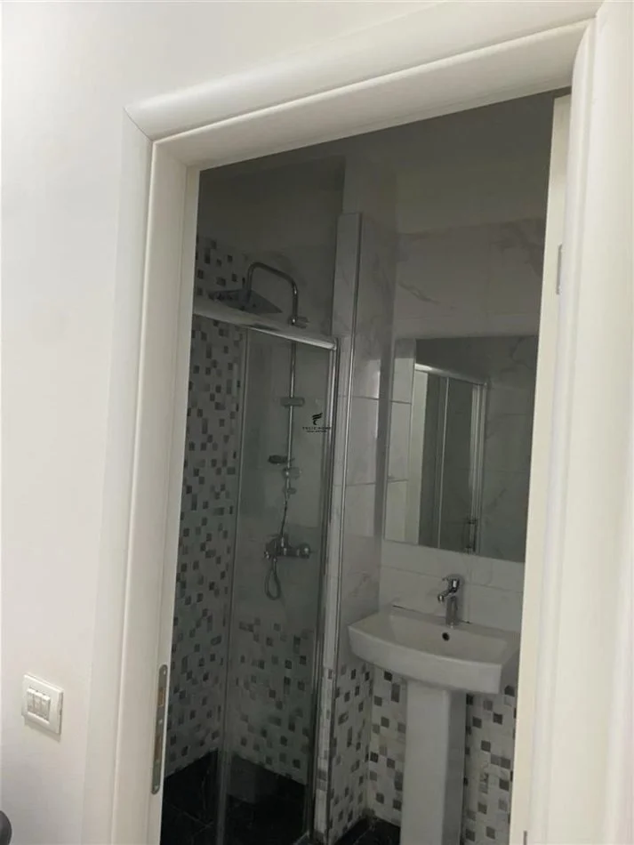 Tirana, Affitto di appartamento 2+1+Balcone al 5° piano, 90 m², 620 € (Via Kavajë)