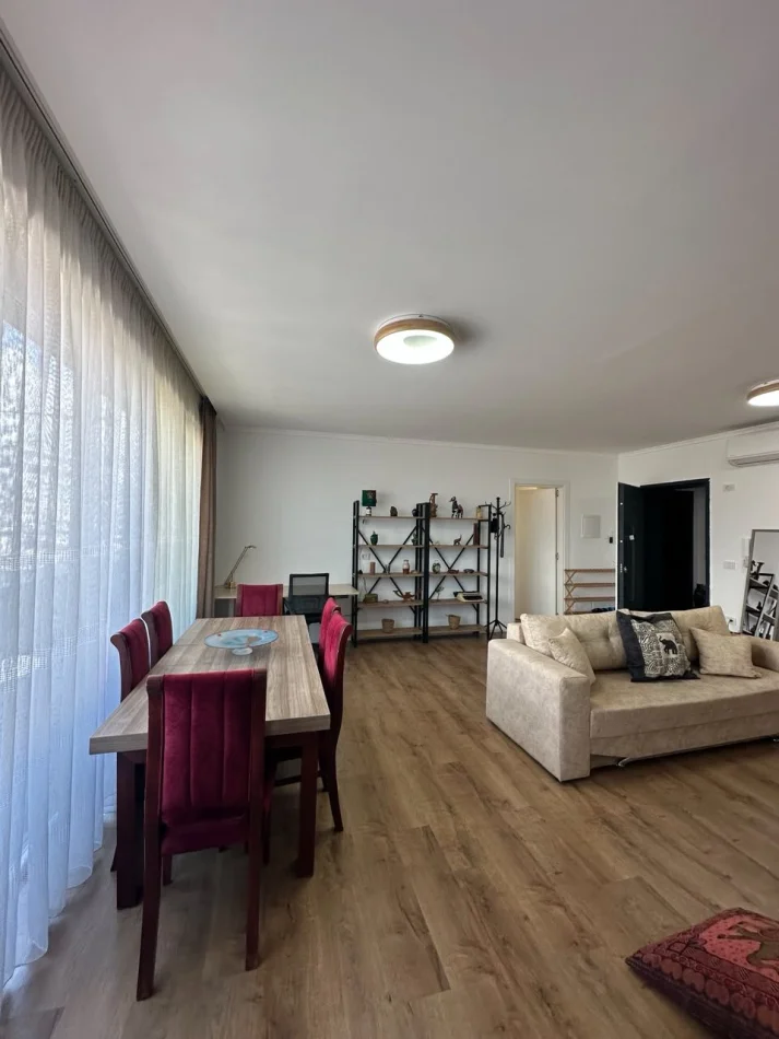 Tirana, affitto appartamento 1+1 Piano 5, 85 m² 750 € (CENTRO — Via Mine Peza)
