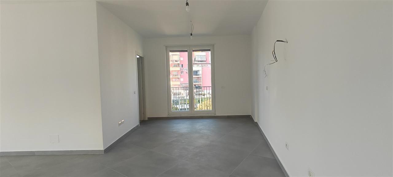 ZYRE ME QERA 220 M2 RRUGA E DIBRES 2500 EURO NETO