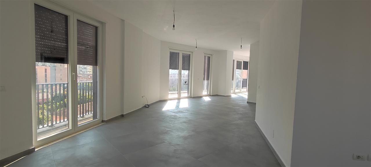 Commercial Space for Rent 220 m² Dibrës Street 2500 Euro Net