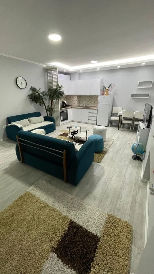 Tirane, affitto mensile appartamento 1+1 con balcone al terzo piano, 73 m², 650 € (COMUNE DI PARISIT)