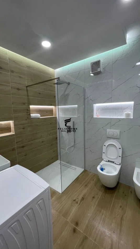 Tirane, affitto mensile appartamento 1+1 con balcone al terzo piano, 73 m², 650 € (COMUNE DI PARISIT)